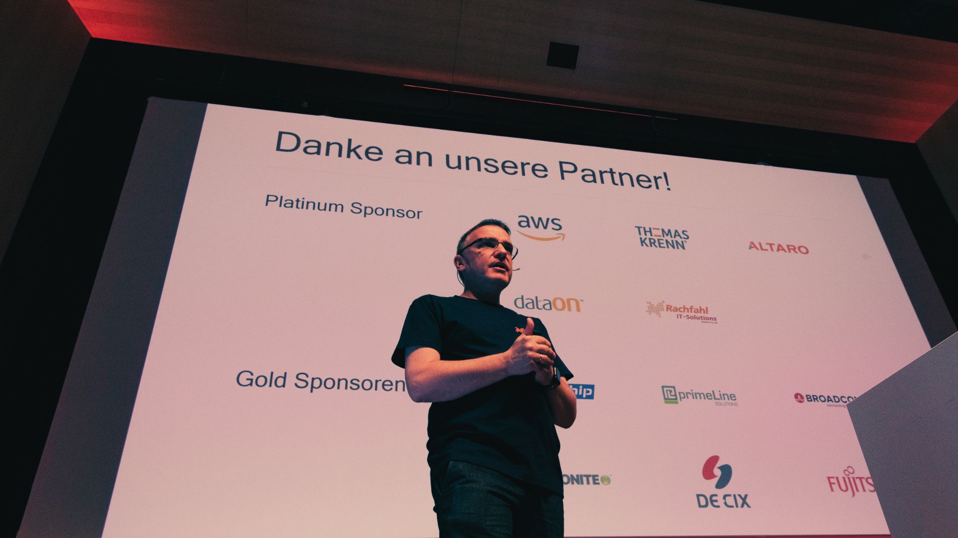 Carsten vor der Partnerfolie
